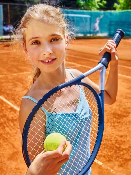 Девушка с ракеткой и мячом на теннисном корте — стоковое фото