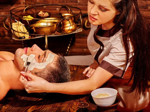 Máscara facial de arcilla en spa de belleza . — Foto de Stock