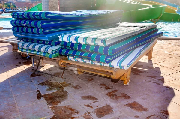 Beach mattresses on wooden sunbeds — Stock Photo, Image