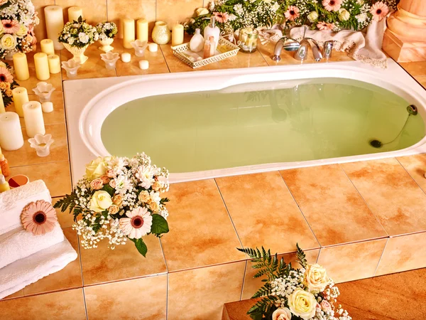 Interior del baño con bañera de burbujas . — Foto de Stock