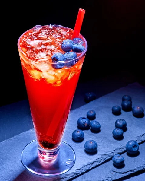 Kall röd blåbär drink med bär 45. — Stockfoto