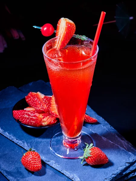Bebida vermelha com cereja e abacaxi 47 — Fotografia de Stock