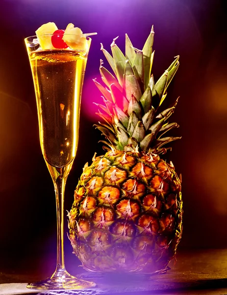 Champagne cocktail med körsbär och hela ananas med blad. cocktail kort 67 — 图库照片