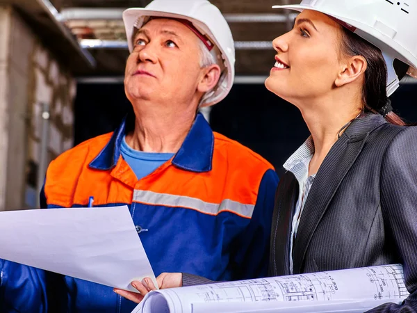 Femme d'affaires et l'homme dans les casques de constructeur  . — Photo