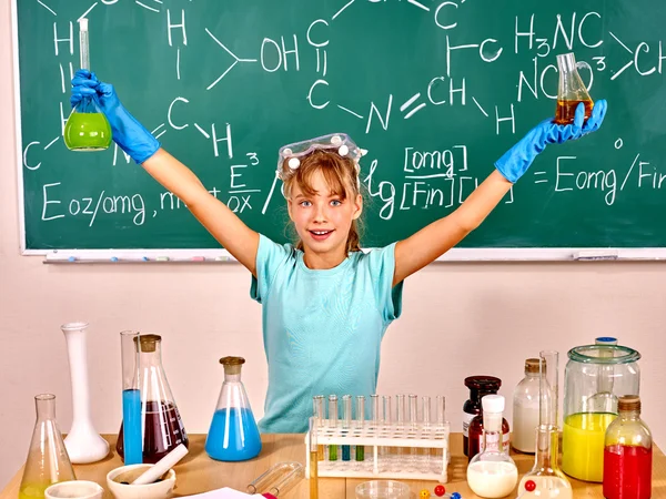 Niño en clase de química . —  Fotos de Stock