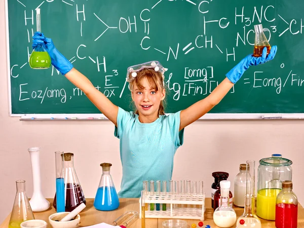 Criança em aula de química . — Fotografia de Stock