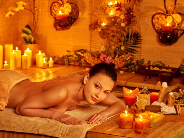 Kobieta coraz terapii masażu . — Zdjęcie stockowe