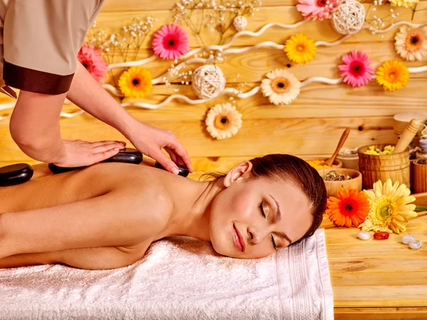 Mulher recebendo pedra massagem terapia  . — Fotografia de Stock