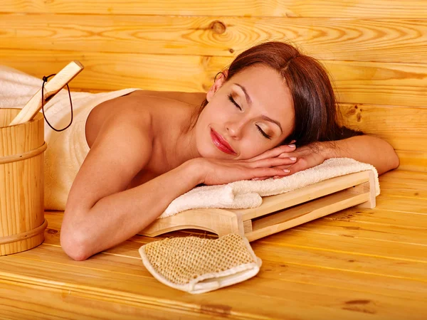 Meisje slaapt in sauna. — Stockfoto