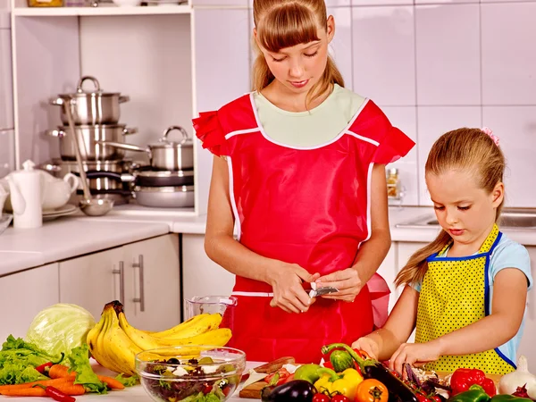 Bambini che cucinano in cucina . — Foto Stock