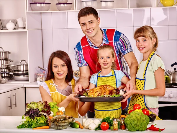 Lycklig familj på kök. — Stockfoto