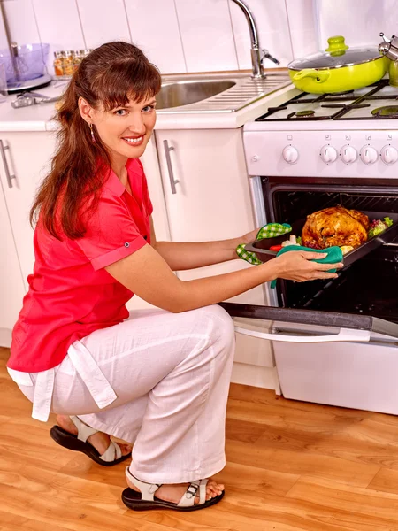 Koken Kip vrouw in kitchen. — Stockfoto