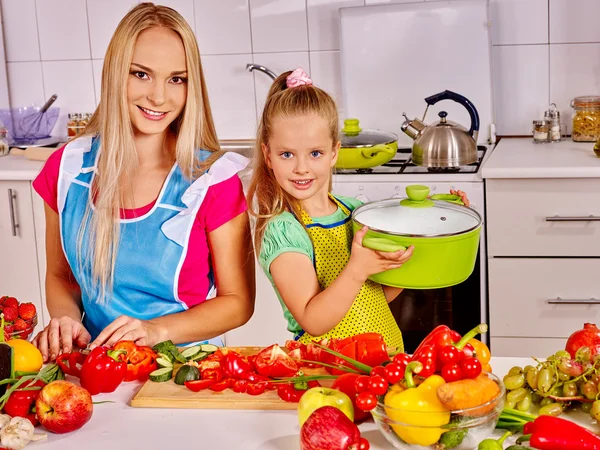 Mother and daughter cooking at kitchen. — Stock Photo, Image