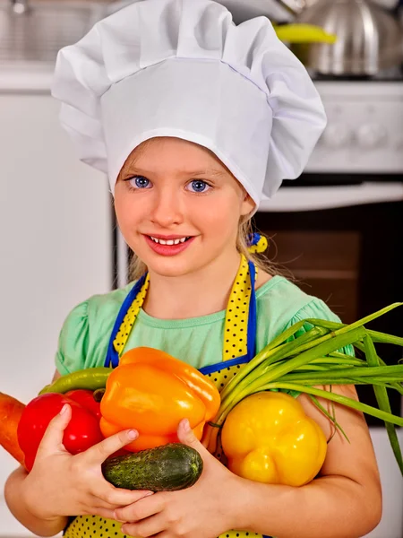 Kind kocht in der Küche. — Stockfoto