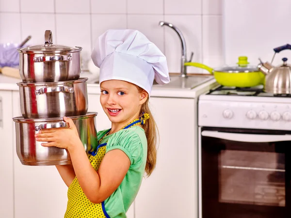 Barn matlagning på kök. — Stockfoto