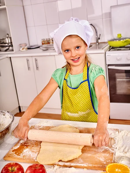 Enfant avec pâte à rouleau — Photo