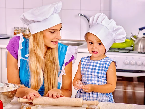 Moeder en dochter koekjes bakken. — Stockfoto