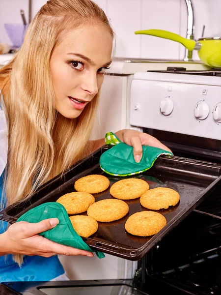 Woman baking cookies — Stock Photo, Image