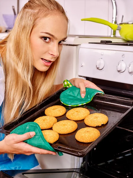 Woman bake cookies — Stock Photo, Image