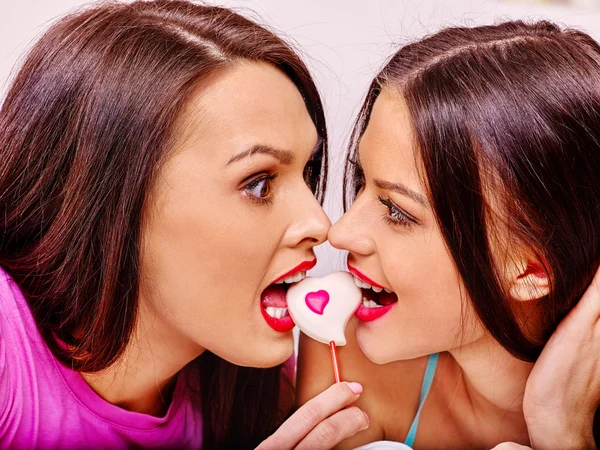 Lesbianas besándose en juego erótico — Foto de Stock