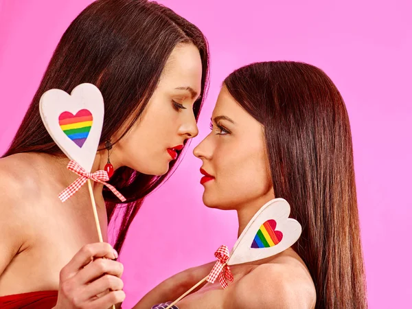 Retrato sexy lesbianas mujeres con corazones . — Foto de Stock