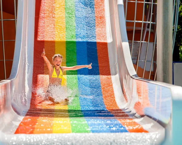 Niño en bikini deslizante parque acuático . — Foto de Stock