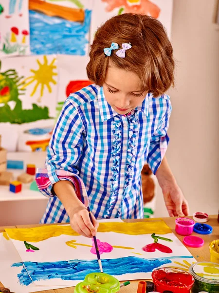 Barn måla vid staffli. — Stockfoto