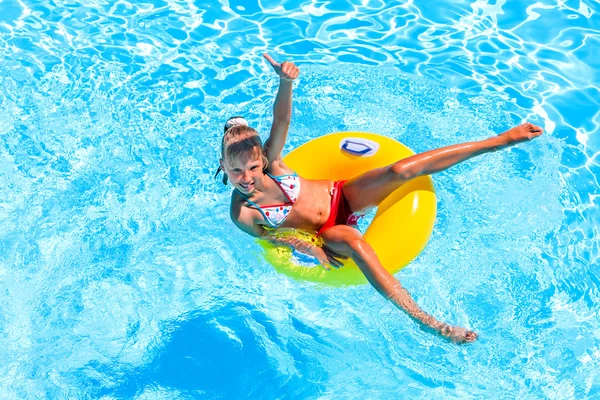 Kind zwemmen op opblaasbare ring. — Stockfoto