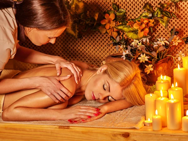 Frau bekommt Massage . — Stockfoto