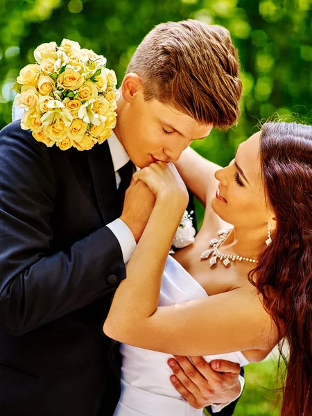 Mariée et marié avec des fleurs en plein air . — Photo
