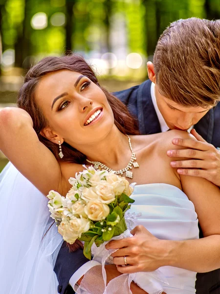 Felice sposa e sposo all'aperto . — Foto Stock