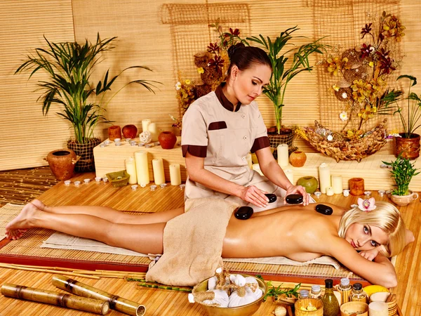 Mujer recibiendo masaje de piedra terapia  . — Foto de Stock