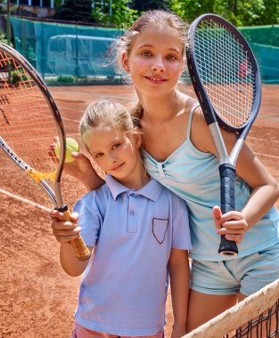 İki kız kardeş kız atlet raketleri ile