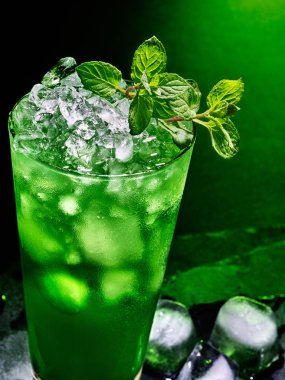 Koyu arka plan üzerinde yeşil kokteyl.