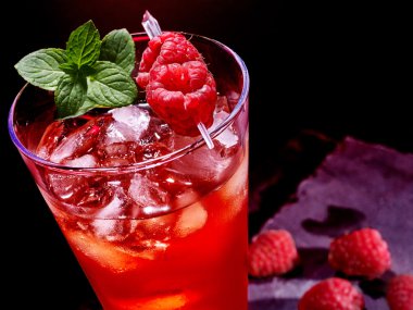 Berry ve nane ile kırmızı kokteyl