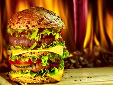 Hamburger ile ham ahşap tahta üzerinde .