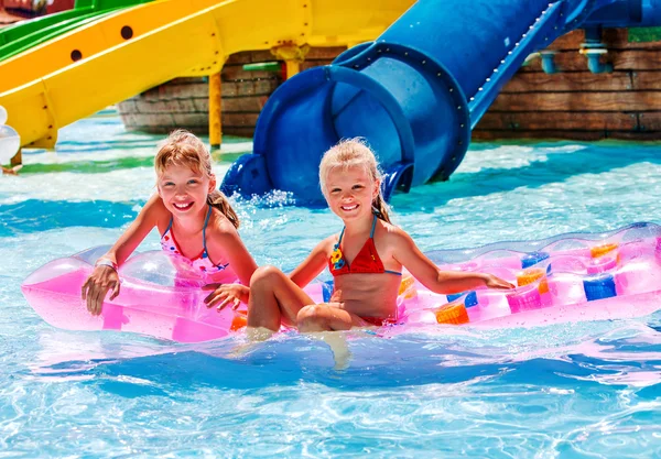 Kinderen drijvend op opblaasbare water matras. — Stockfoto