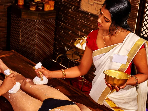 Kobieta o ayurvedic feet-spa, masażu. — Zdjęcie stockowe