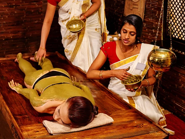 Frau mit ayurvedischer Körpermassage. — Stockfoto