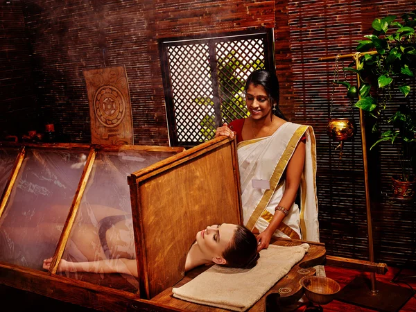 Donna con sauna ayurvedica . — Foto Stock