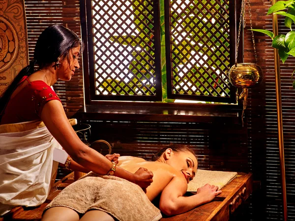 Kvinna med ayurvediska spabehandling. — Stockfoto