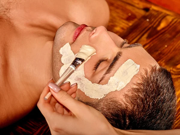 Máscara facial de arcilla en spa de belleza . — Foto de Stock