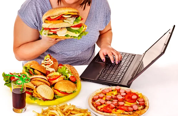 Woman eating junk food. — Stockfoto