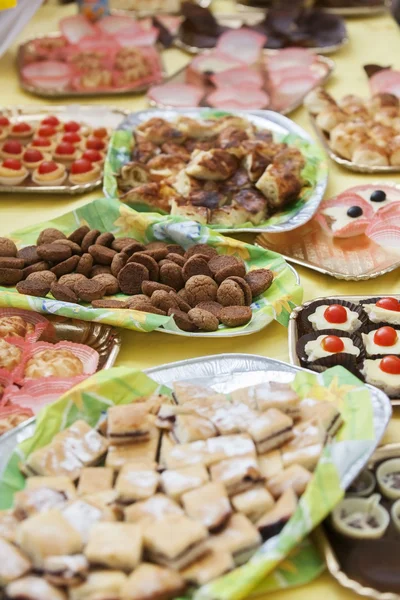 Buffet table with sweets and candy — Stock Photo, Image
