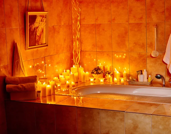 Interior del baño con bañera de burbujas . —  Fotos de Stock