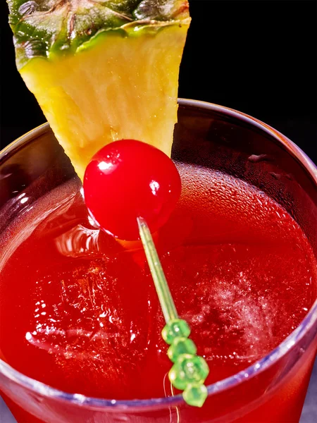 Ananas cocktail met cherry en aardbei — Stockfoto