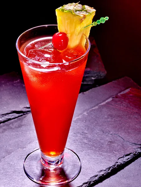 Bebida vermelha com cereja e abacaxi — Fotografia de Stock