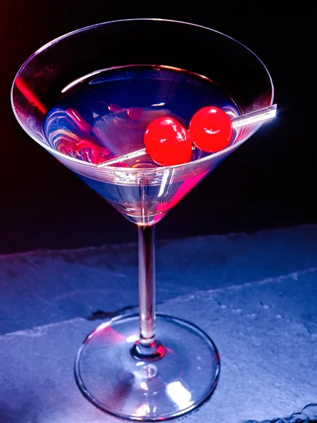 Cherry cocktail op zwart — Stockfoto
