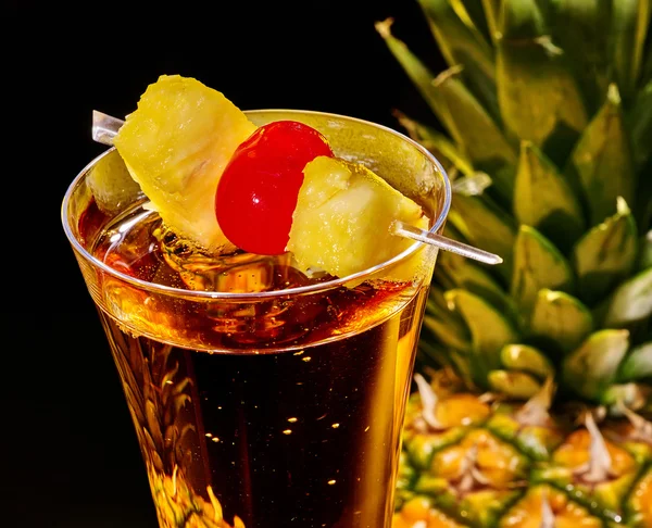 Champagne cocktail med körsbär och hela ananas med blad. cocktail kort 67 . — 图库照片