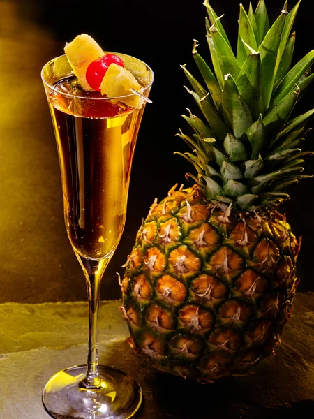 Champagne cocktail med körsbär och hela ananas med blad. cocktail kort 67 — 图库照片